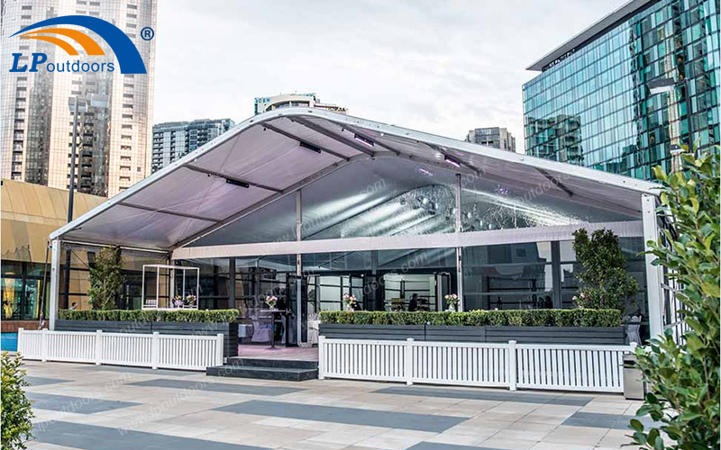 如何利用15x25米定制化铝合金弧顶篷房打造一个户外餐厅